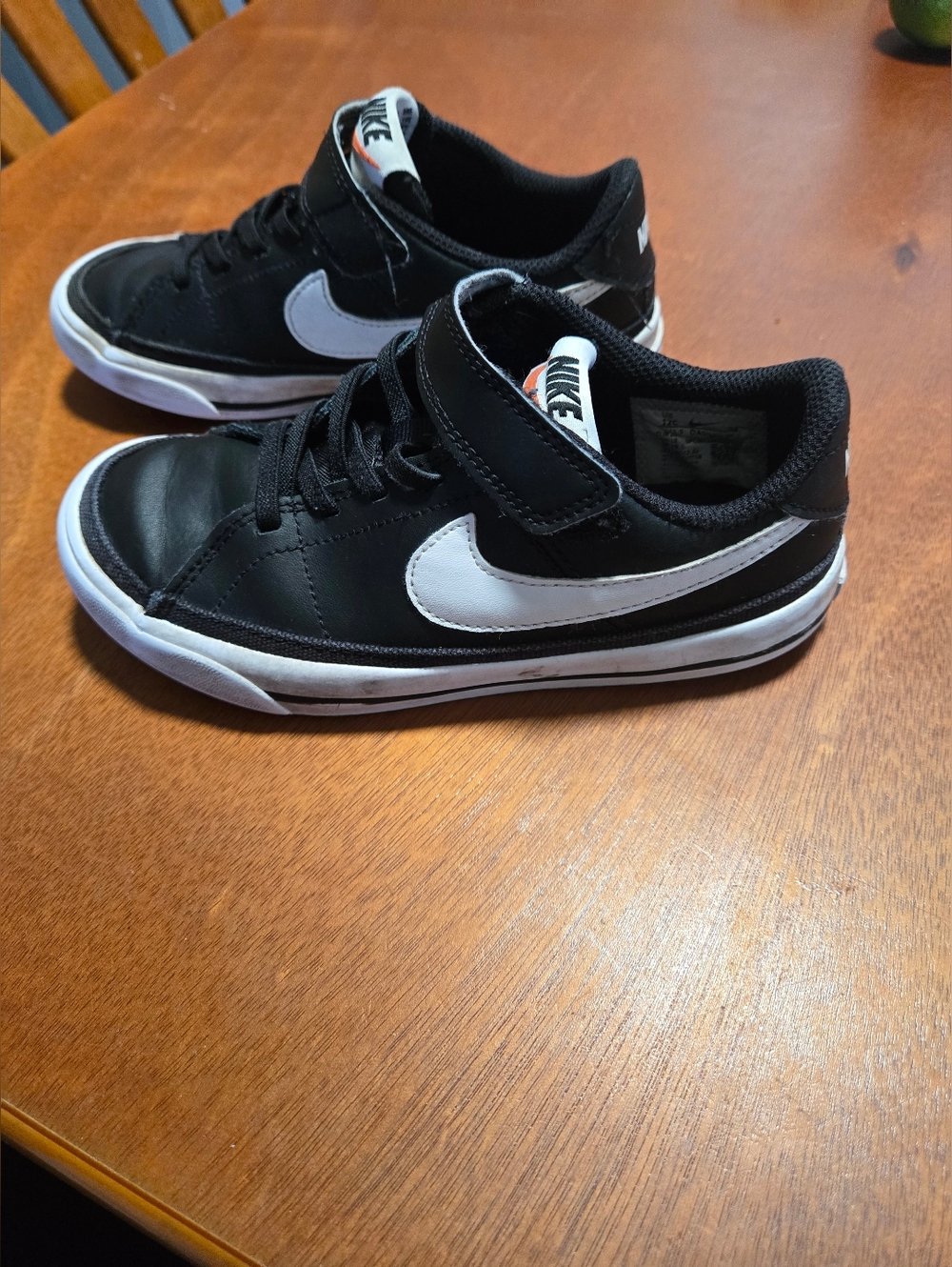 Nike Kids Black and White Low-Top Sneakers with Velcro Strap. Suze 12c